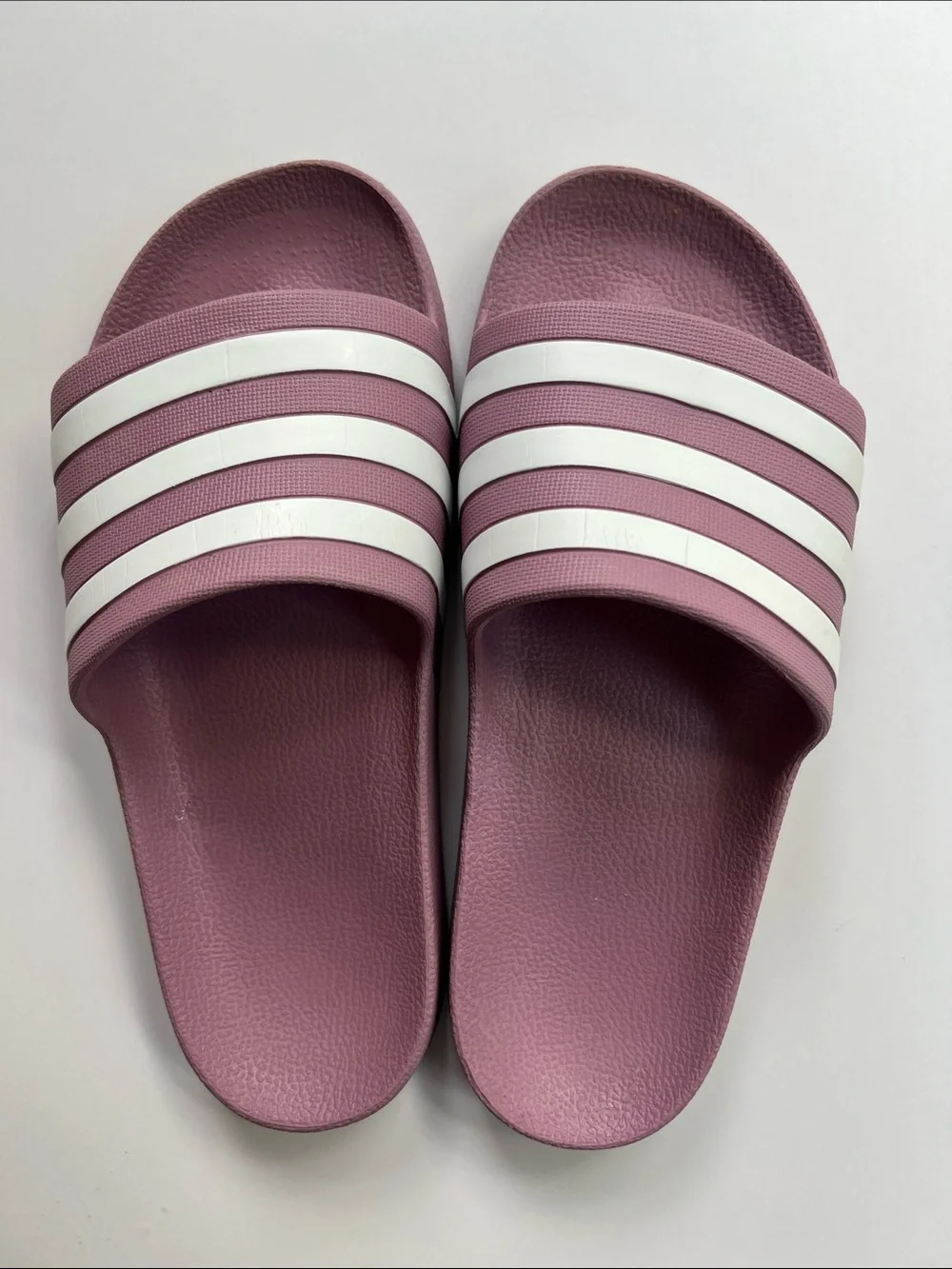 ADIDAS WOMENS SZ 8 LILAC Slides with White Stripes